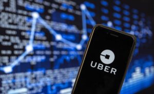 Uber introduce reclame video în aplicație. Clienții vor fi obligați să vadă reclame în timp ce-și așteaptă cursa, dar și în timpul ei