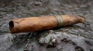 Un trabuc fumat pe jumătate de Winston Churchill, scos la licitaţie de Casa Catherine Southon Auctioneers and Valuers. Prețul uluitor cerut