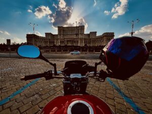 Iohannis a trimis la reexaminare legea prin care șoferii cu categoria B ar putea conduce motociclete