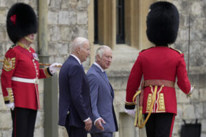 Ce face Biden la Londra? Se ține de rege, încalcă protocolul și nu-și poate dezlipi ochii de garda regală