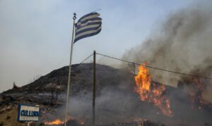 Insula Rodos, în continuare afectată de incendii