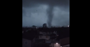 O tornadă se formează la Milano. Furtuna și grindina lovesc nord-estul orașului