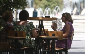 Trebuie să consumi între 2 și 4 litri de lichide pe zi