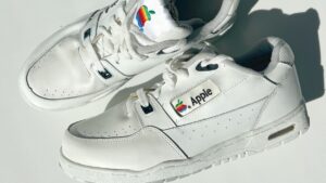 O pereche de pantofi sport Apple, făcută la comandă doar pentru angajați în anii 1990, este scoasă la licitație pentru suma de 50.000 de dolari