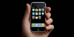 Licitație record în SUA pentru un iPhone din 2007. Cât a plătit un colecționar pentru telefonul mobil
