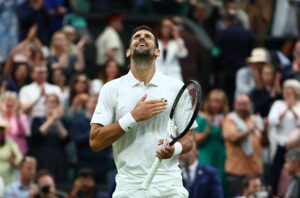 Amendă de 8.000 de dolari pentru Novak Djokovic la Wimbledon, după ce și-a zdrobit racheta de stâlpul fileului