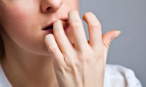 Nu te poți opri din a-ți roade unghiile? Un nou studiu sugerează că o tehnică simplă ar putea să te scape de acest obicei