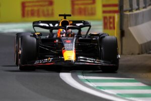 Verstappen câștigă o cursă nebună întreruptă temporar de o ploaie bruscă