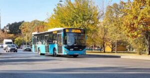 Doi șoferi STB, amendați de CNCD pentru că nu au vrut să ia în autobuze o fată cu dizabilități