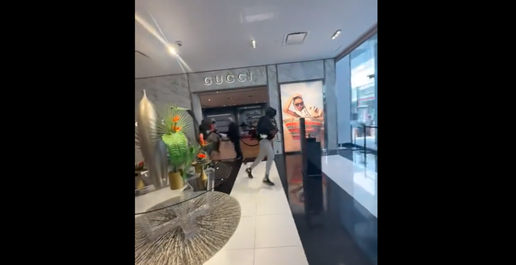 Cum se fură dintr-un magazin GUCCI? În gașcă și în pas alergător.