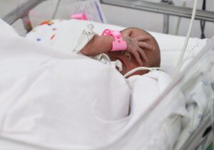 „Se nasc în continuare mulți copii români. Din păcate, un procent semnificativ se află în afara granițelor țării”