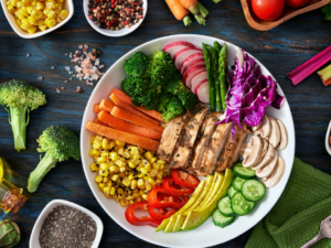 Cum poate fi încetinită îmbătrânirea? Cercetătorii au descoperit beneficiile dietelor care te mențin tânăr