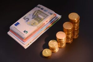 Cum să devii milionar din economii? Iată cele trei reguli
