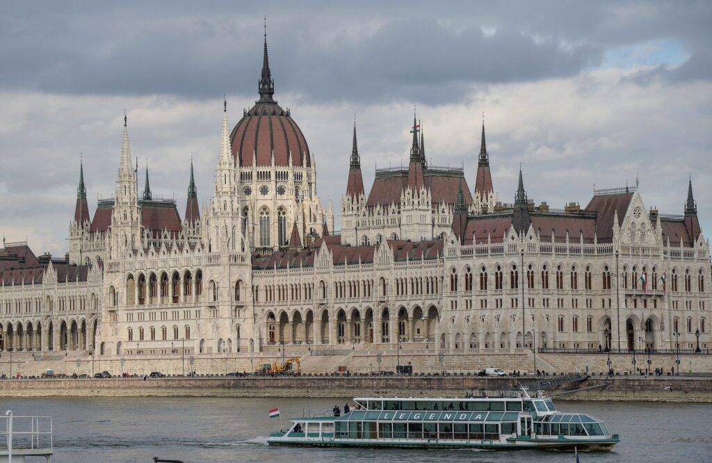 Economia Ungariei se prăbușește și trage după ea întreaga regiune. Ce se întâmplă cu România? ungaria