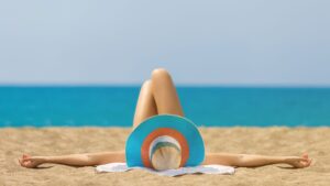 „Nu există bronz sănătos. Trebuie să evităm soarele la orele amiezii, să purtăm haine care să ne protejeze, pălării”