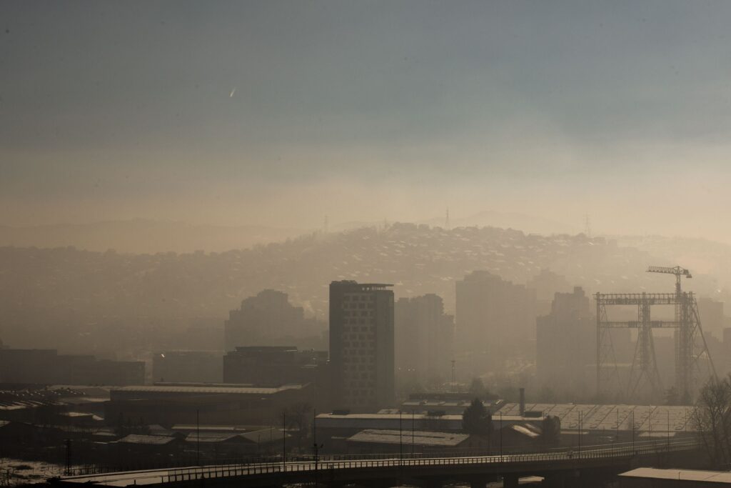 Poluarea aerului scurtează durata de viață a românilor