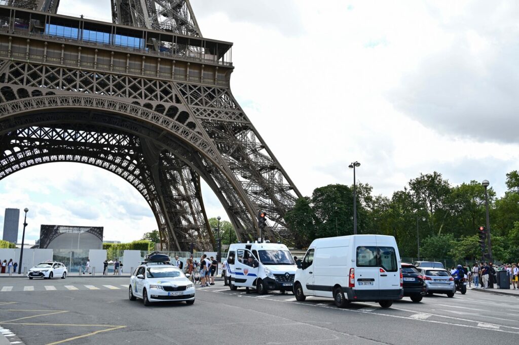 Turnul Eiffel a fost EVACUAT, în urma unei amenințări cu bombă