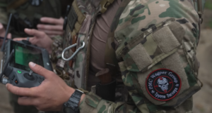 Ce au ajuns să facă foștii luptători Wagner. Unul dintre ei scoate bani folosind logo-ul grupului de mercenari