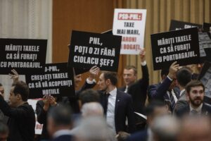 USR atacă vineri la CCR pachetul fiscal asumat de Guvern în Parlament