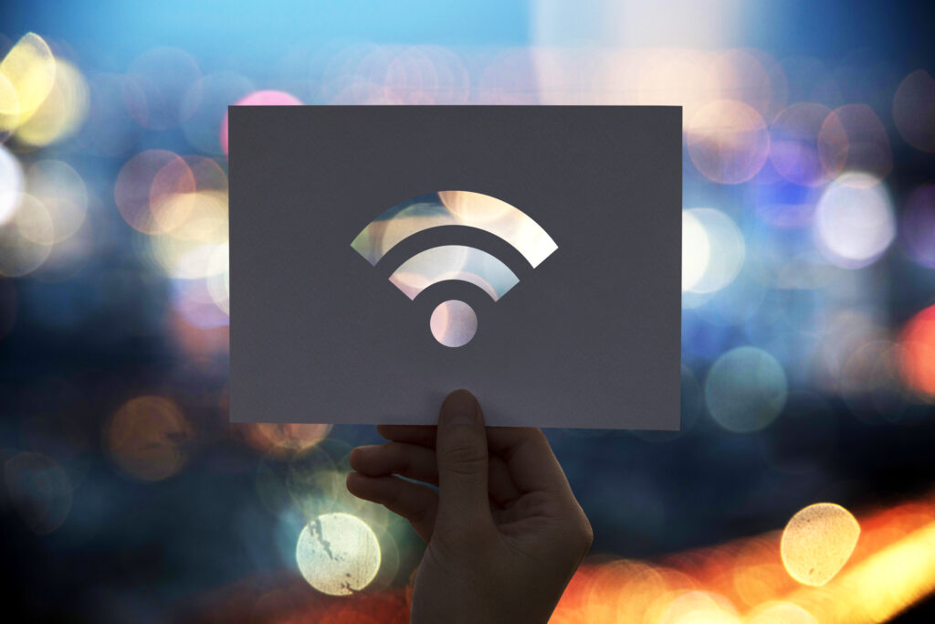 Internet de mare viteză în sute de localități din „zone albe”