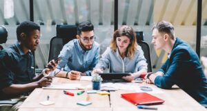 60% dintre tinerii generației Z vor să fie patroni, nu angajați. Ce spun cercetătorii