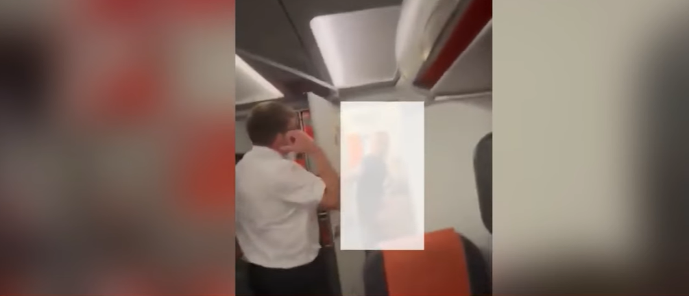VIDEO. Un cuplu a fost surprins în timp ce făcea sex în toaleta unui avion