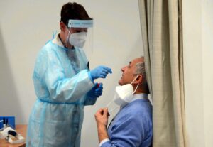 Cazurile de Covid-19 cresc. Au fost înregistrate aproape 15.000 de cazuri noi, cât și 27 de morți