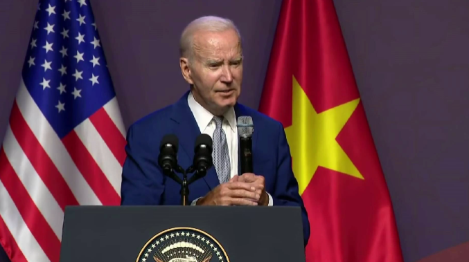 Probleme pentru Joe Biden. Președintele Statelor Unite şi-a pierdut firul discursului în timpul unei conferinţe la Hanoi