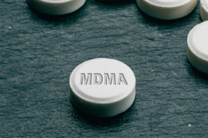 Cercetătorii demonstrează că MDMA ameliorează simptomele PTSD. Compania va cere aprobarea SUA pentru comercializarea medicamentului
