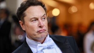 Elon Musk a decis să transfere controlul unei părți a rețelei de satelit Starlink către Pentagon, care este folosită în războiul din Ucraina