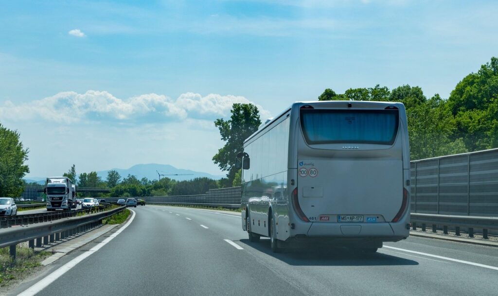 Un pensionar a devenit îngerul păzitor pentru 32 de pasageri ai unui autocar scăpat de sub control. Șoferul a leșinat la volan