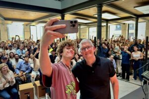Tim Cook și-a surprins clienții la Madrid. Șeful Apple a vizitat clubul Real Madrid și a luat masa la un bar din oraș
