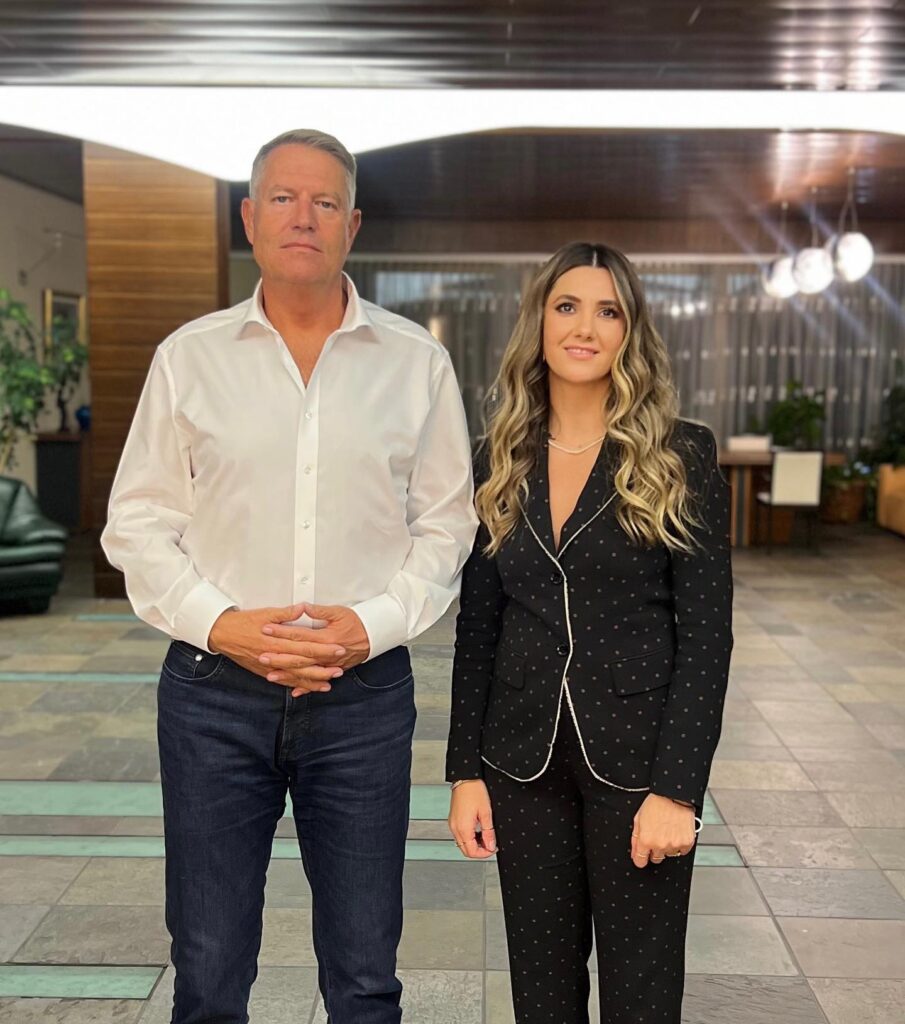 O hair-stylistă, poze cu Iohannis pe Facebook: Onorată că am fost aleasă de domnul președinte