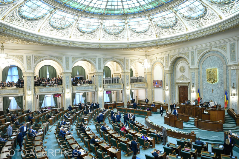 Premierul și ministrul Muncii, chemați în Parlament de USR