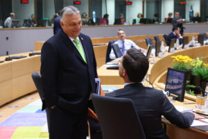 Orban își bate joc de „comedia” privind statul de drept, PE cere ca fondurile să rămână înghețate