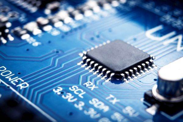 SUA vin cu o nouă directivă de limitare a exporturilor de cipuri avansate de inteligență artificială către China
