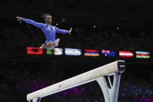 Simone Biles intră în istorie. Sportiva a devenit cea mai decorată gimnastă din toate timpurile