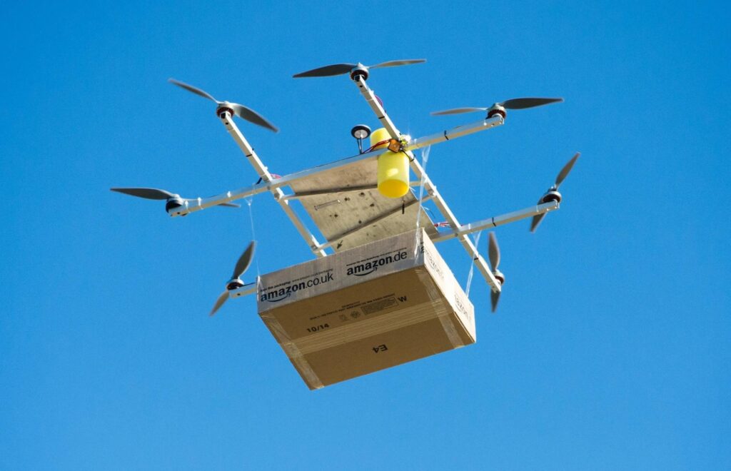 Rețetele medicale vor cădea din cer. Amazon testează livrarea cu drone a acestora