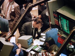 Azi se împlinesc 36 de ani de la al doilea Black Monday. Cât de neagră e situația pieței bursiere în 2023