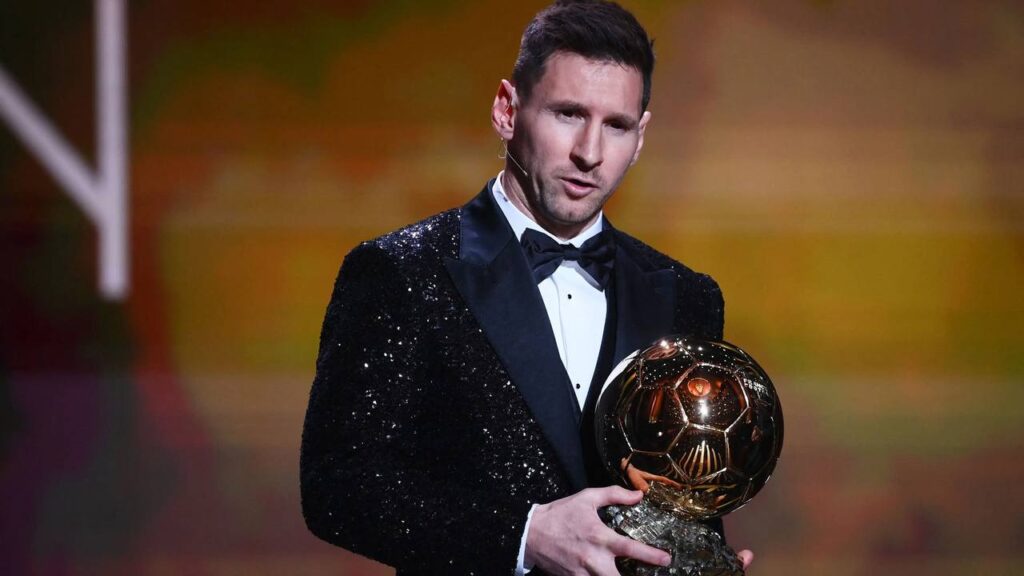 Leo Messi a câștigat „Balonul de Aur”. Este a opta oară când a fost desemnat cel mai bun fotbalist al planetei. Cine a câștigat marele premiu pentru categoria feminină