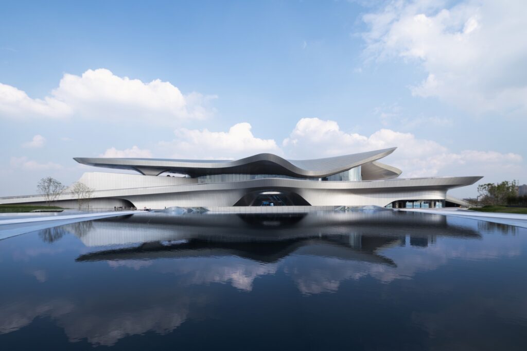 Zaha Hadid finalizează lucrările la Muzeul de Science Fiction din China. Cum arată designul futurist