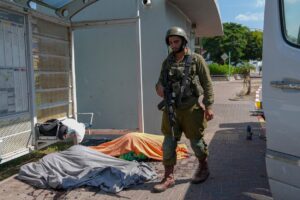 Peste 40 de morţi şi sute de răniţi. Femei răpite, violate și ucise Primul BILANȚ al morților raportați, după ce Hamas a atacat Israelul cu rachete. Printre victime, un înalt oficial israelian
