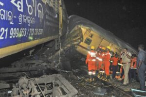 Cel puțin 10 morți și 25 de răniți după ce două trenuri s-au ciocnit