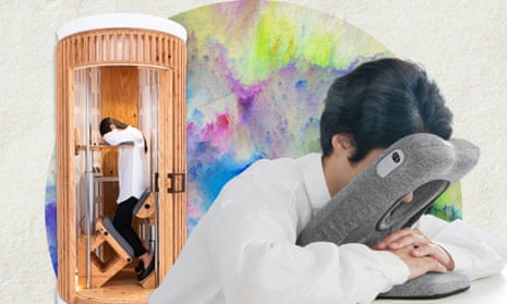 FOTO. Japonezii caută trucuri pentru somnul de la amiază. Cum arată capsulele în care angajații dorm în picioare