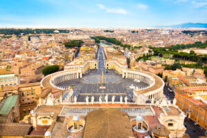 Vaticanul aprobă botezul pentru transsexuali, iar homosexualii pot fi nași