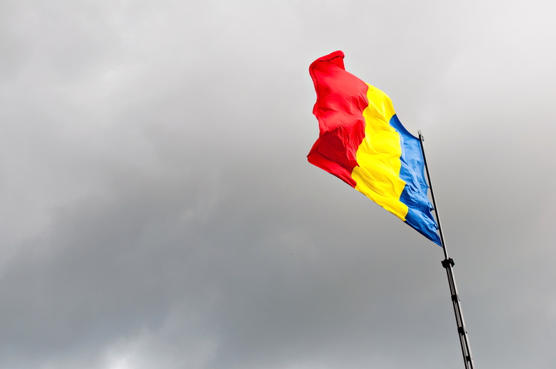 Cei care nu „manifestă respect” față de drapel și imn riscă amenezi de până la 20.000 lei