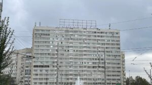 Mai multe reclame imense la jocuri de noroc, amplasate ilegal pe blocurile din zona Obor, eliminate