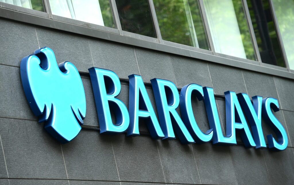 Banca multinațională Barclays ar putea renunța la mii de clienți ai diviziei de investiții