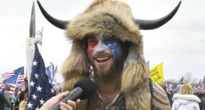 Jacob Chansley, ”șamanul” de la Capitoliu, își dorește o funcție chiar în instuția în care a intrat cu forța