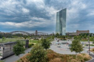 BCE avertizează că băncile încep să resimtă ”presiuni”, din cauza creșterii volumului creditelor neperformante